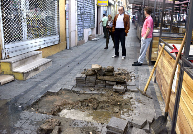 Центар Земуна под фекалијама (ФОТО)